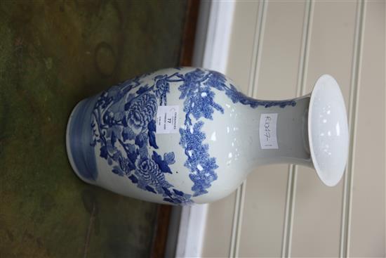 A Chinese blue & white vase